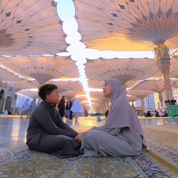 <p><em>Postingan</em> Bunda dua anak ini pun langsung diramaikan komentar netizen yang turut mendoakan kebahagiaan mereka. &ldquo;Semakin anak bangga sama emaknya semakin emaknya merasa cukup atas semua cinta anak2nya.... Duniamu indah sebagai seorang ibu kk,&rdquo; tulis akun <em>@enima_****.</em> &ldquo;Semoga Allah kasih kebahagiaan yang berlipat ganda ya ka,&rdquo; tulis akun <em>@rinadhamayanti.****.&nbsp;</em>(Foto: Instagram@ririe_fairus)</p>