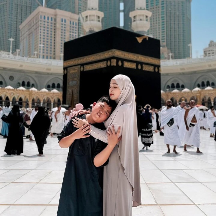 <p>Kebahagiaan tengah menyelimuti Bunda seleb Ririe Farius yang kini baru saja menjalani ibadah umrah ke Tanah Suci Makkah bersama putra pertamanya yang bernama Sabian Ibni Sakhy. (Foto: Instagram@ririe_fairus)</p>