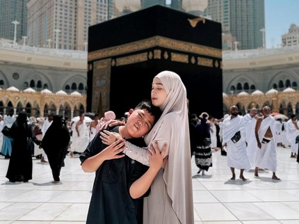 Momen Ririe Fairuz Ajak Anak Umrah Sebut Doa Tak Akan Tertunda, Intip Potretnya