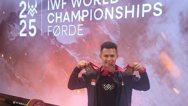 Lifter Indonesia Rizki Juniansyah menyabet dua medali emas dalam kejuaraan Dunia Angkat Besi IWF (IWF World Championship) 2025.