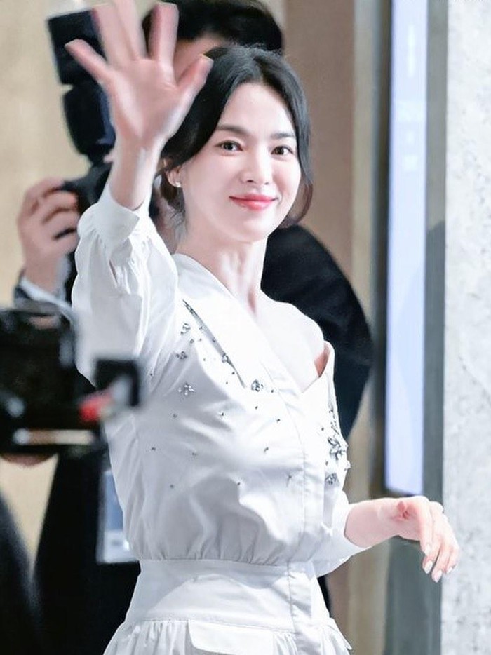 Sebagai salah satu aktris Korea ternama, Song Hye Kyo telah membintangi berbagai serial drama Korea dengan penampilan berbeda yang bikin pangling.