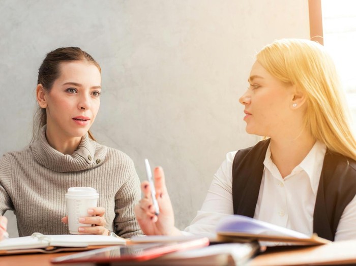 Rasa penasaran yang positif dapat mengarahkanmu ke jalan yang lebih baik. Pasalnya, rasa ingin tahu ini dapat mendorongmu untuk terus belajar. Dengan begitu, pola pikirmu juga akan semakin berkembang seiring berjalannya waktu.