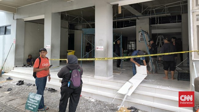Plafon Islamic Center BSD roboh diterjang hujan deras disertai angin kencang. Sejumlah jemaah panik dan berhamburan keluar masjid.