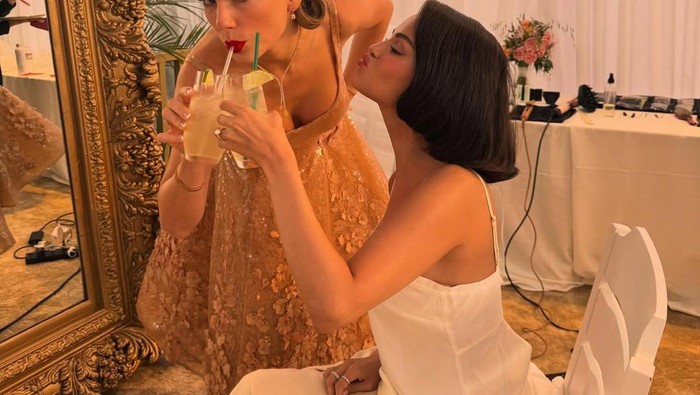 Taylor Swift menjadi sorotan saat hadir di pernikahan Selena Gomez dengan Benny Blanco, membuktikan persahabatan mereka yang tak lekang oleh waktu./Foto: Instagram/selenagomez