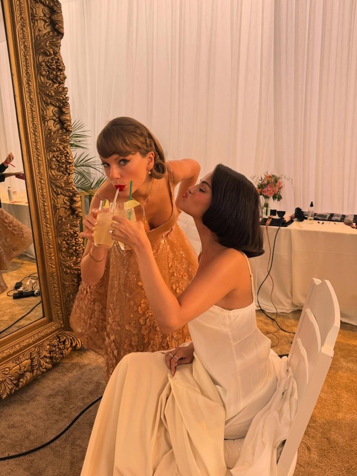 Taylor Swift menjadi sorotan saat hadir di pernikahan Selena Gomez dengan Benny Blanco, membuktikan persahabatan mereka yang tak lekang oleh waktu./Foto: Instagram/selenagomez