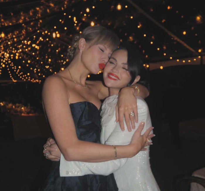 Taylor Swift tampil memesona di pernikahan sahabat lamanya, Selena Gomez. Dari gaun glamor Oscar de la Renta hingga momen penuh kehangatan, inilah kisah gaya dan persahabatan dua bintang yang telah bertahan hampir dua dekade./Foto: Instagram/selenagomez