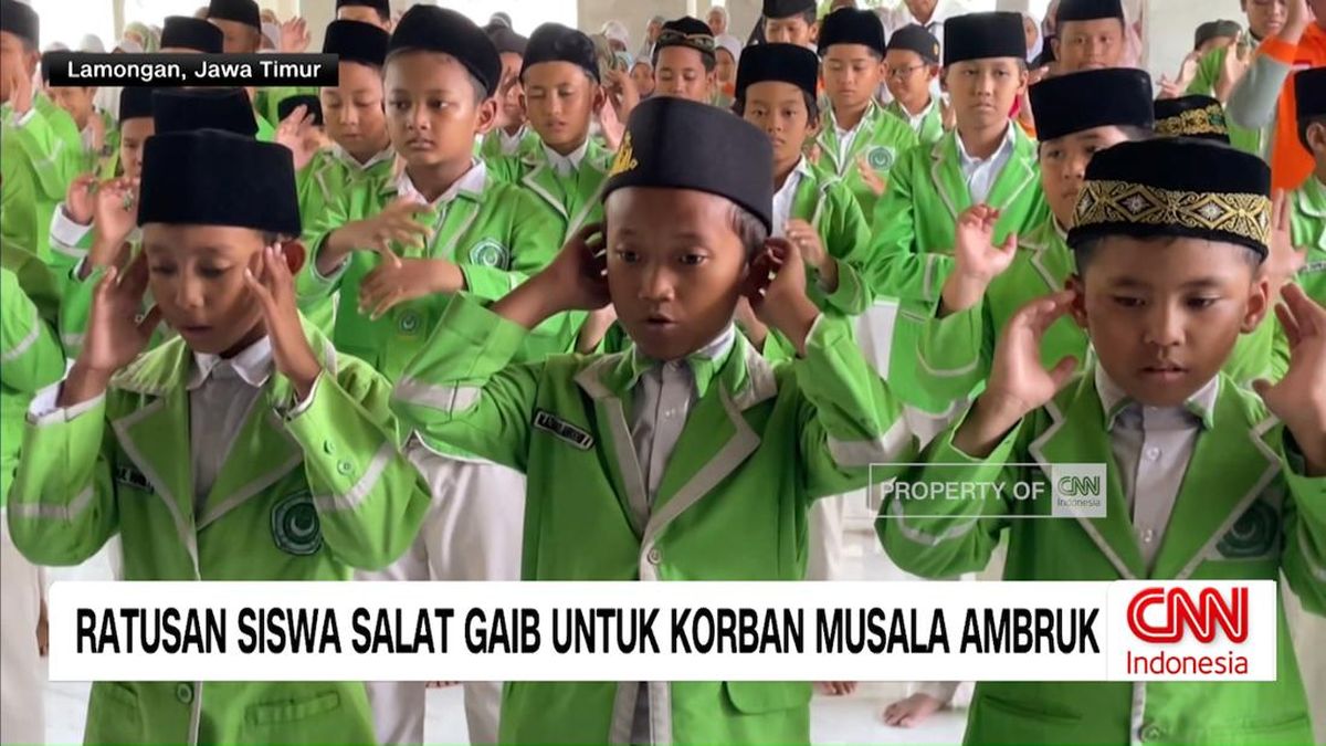 VIDEO: Ratusan Siswa Salat Gaib untuk Korban Musala Ambruk