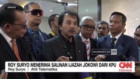 VIDEO: Roy Suryo Menerima Salinan Ijazah Jokowi dari KPU