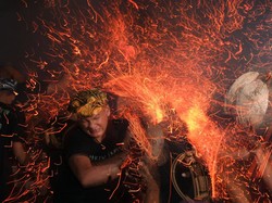 Video: Siat Geni, Tradisi Perang Api Pakai Sabut Kelapa Bakar