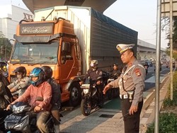 Truk Mogok di Lampu Merah Arion Jaktim, Ada Antrean Kendaraan Menuju Lokasi