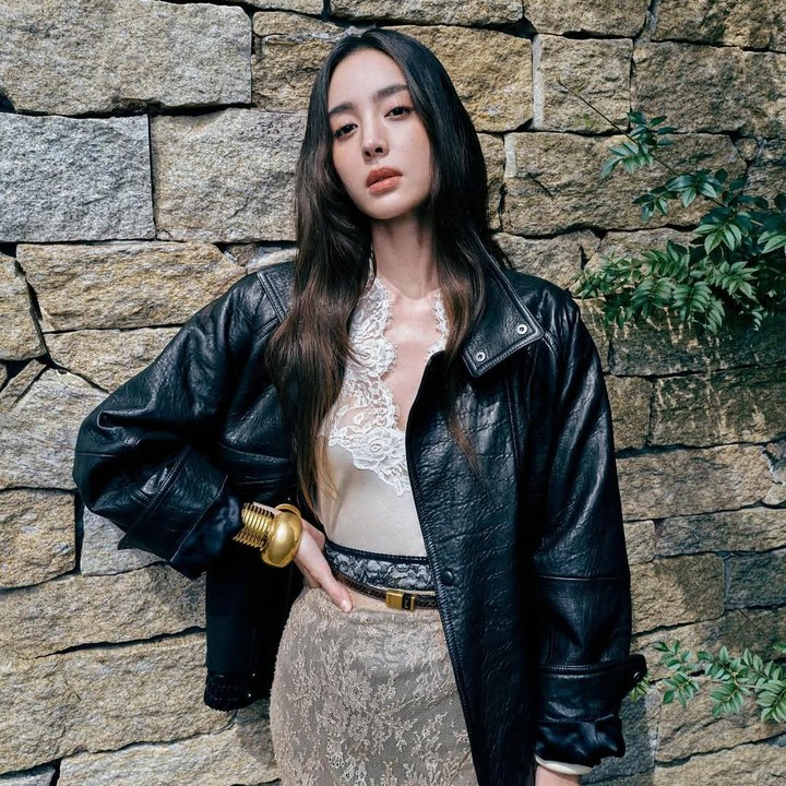 <p>Perempuan 33 tahun ini cukup aktif bermain media sosial. Ia pun sering kali membagikan kegiatan sehari-harinya dan hasil pemotretan bersama brand berkelas dunia seperti <em>Saint Laurent.&nbsp;</em>(Foto: Instagram@nz0502)</p>