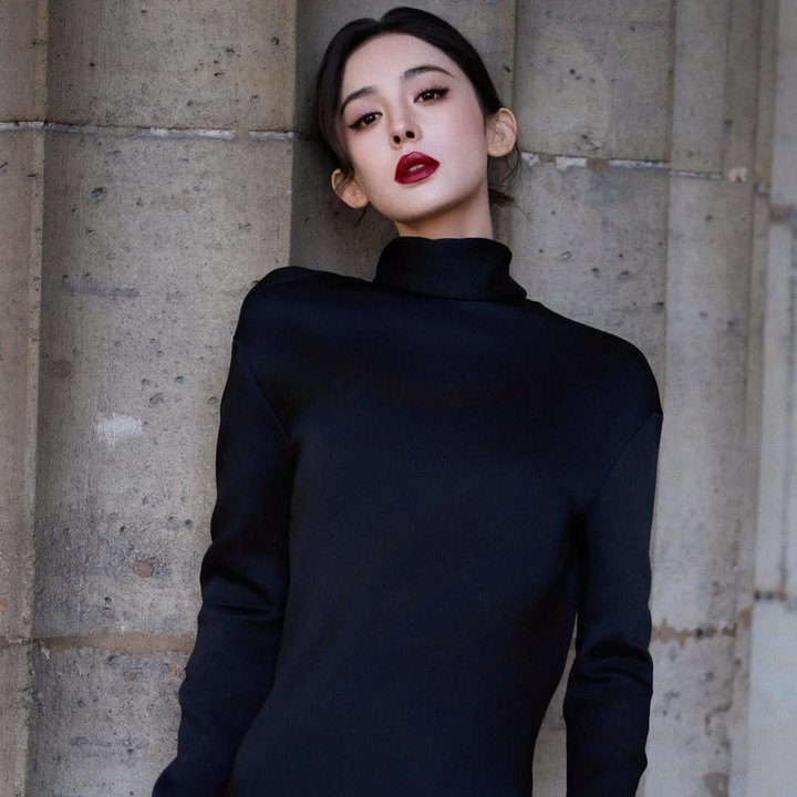 <p>Lahir pada 2 Mei 1992, Guli Nazha adalah aktris sekaligus model asal China yang berdarah Uyghur. Visualnya yang cantik dengan tubuh proporsional, tentu membuat banyak orang terpesona olehnya.&nbsp;(Foto: Instagram@nz0502)</p>