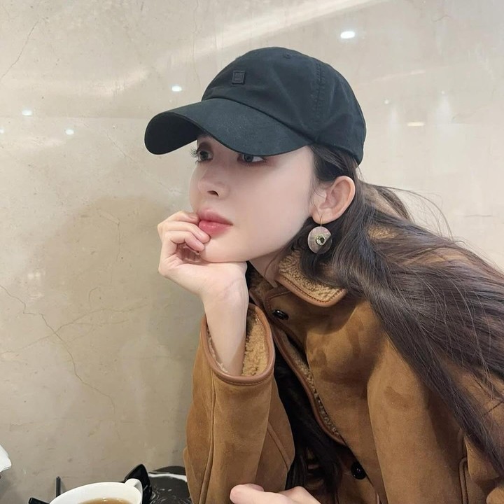 <p>Berbagai <em>postingan</em> sang aktris pun kerap diramaikan pujian penggemar, Bunda. &ldquo;Kamu begitu cantik,&rdquo; tulis akun <em>@co.ral****.</em>&nbsp;&ldquo;Mengapa kamu begitu cantik?&rdquo; tulis akun <em>@baotra****.&nbsp;</em>(Foto: Instagram@nz0502)</p>