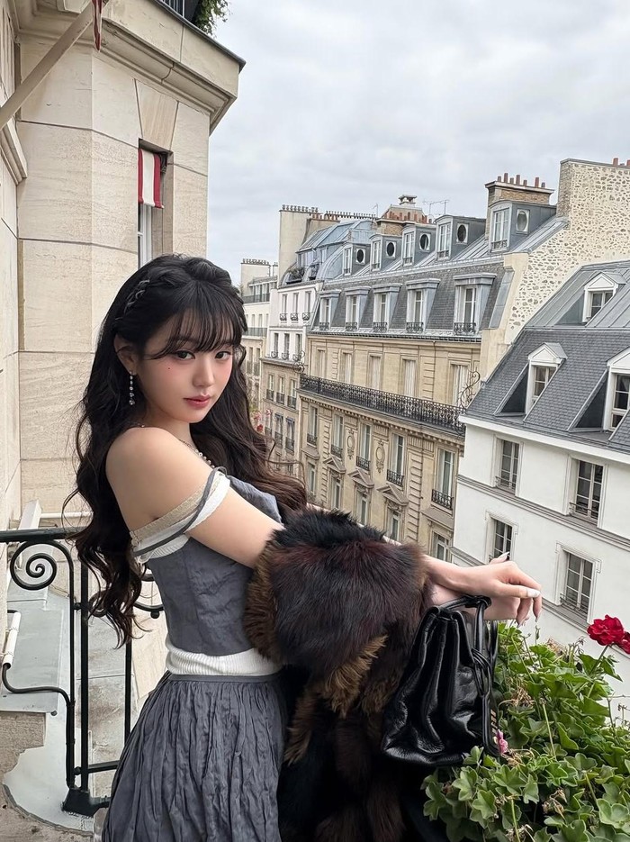 Melalui laman Instagram pribadinya, Wonyoung IVE memamerkan sejumlah penampilannya yang menawan saat menghadiri fashion event tersebut./ Foto: instagram.com/for_everyoung10