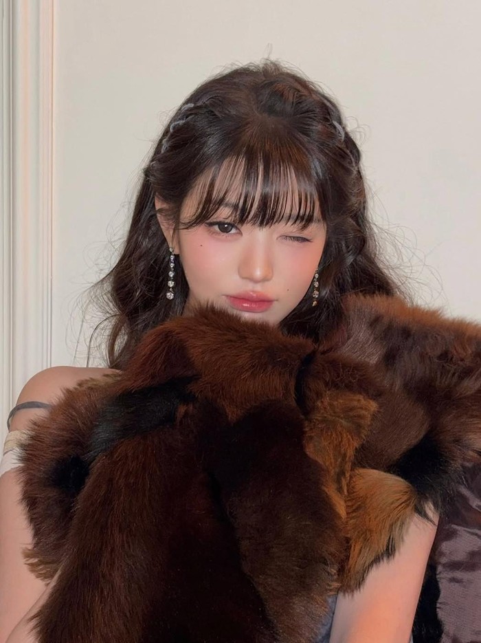 Tak ketinggalan, Wonyoung IVE tampil dengan makeup bernuansa pinkish yang membuat wajahnya terlihat glowing dan fresh./ Foto: instagram.com/for_everyoung10