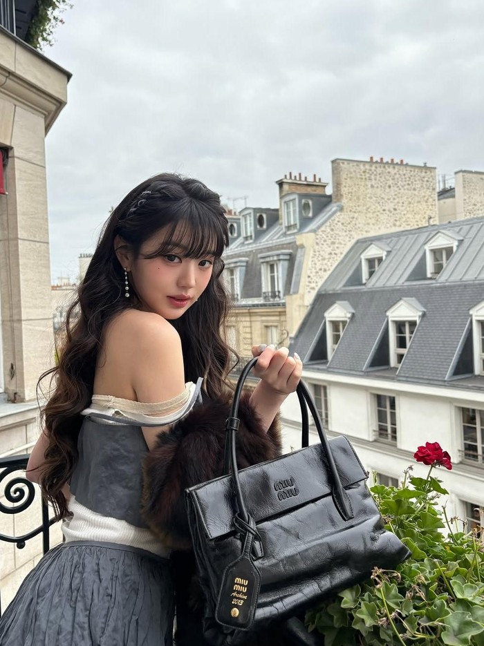 Kali ini, Wonyoung IVE tampil dengan busana bergaya off-shoulder, rambut panjang yang dibentuk menjadi wavy hair, serta sejumlah aksesoris dan tas dari Miu Miu./ Foto: instagram.com/for_everyoung10