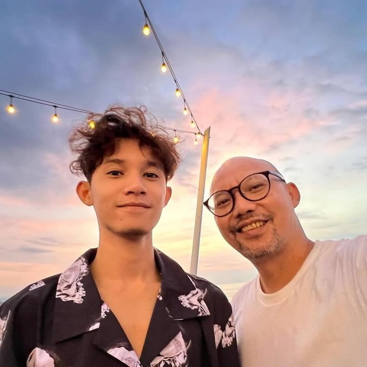 <p>Tak hanya Rossa, ayah Rizky yakni Yoyo Padi juga mengunggah foto kebersamaannya dengan sang putra. Yoyo secara khusus menuliskan ucapan selamat ulang tahun untuk putra semata wayangnya yang sudah beranjak dewasa tersebut. "<em>Happy 19th B&rsquo;day</em> mas Langit," tulisnya. (Foto: Instagram @yoyoprasetyo29)</p>