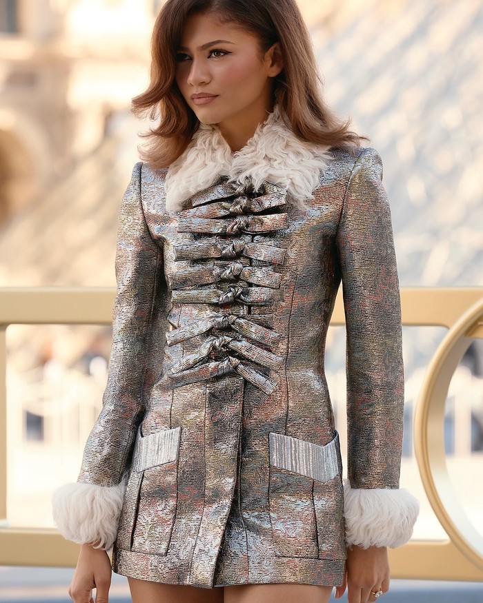 Zendaya hadiri show Lous Vuitton di Paris Fashion Week menegnakan mini dress perak dengan aksen fur putih pada kerah dan ujung lengan/ Foto: instagram.com/louisvuitton