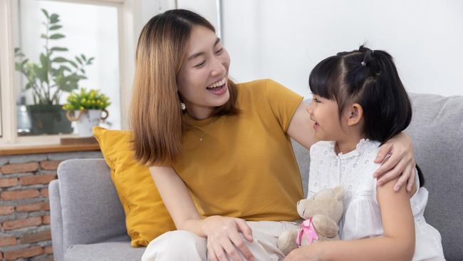 8 Cara Berbicara dengan Anak Perempuan agar Kepercayaan Dirinya Meningkat