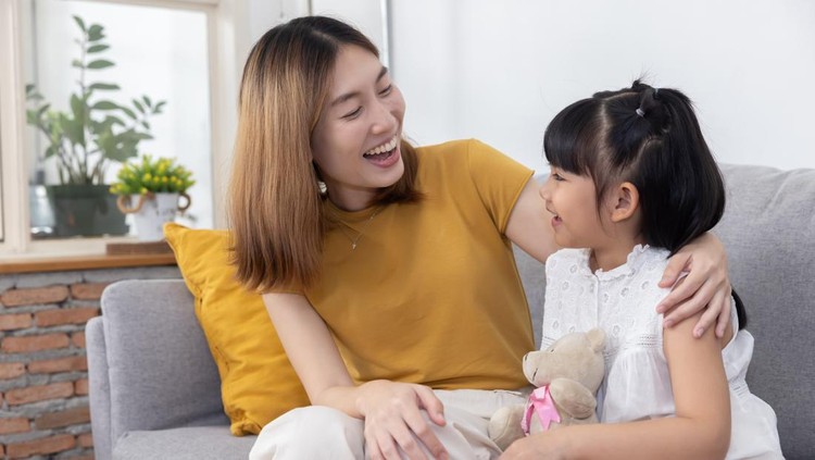 8 Cara Berbicara dengan Anak Perempuan agar Kepercayaan Dirinya Meningkat 8 Cara Berbicara dengan Anak Perempuan agar Kepercayaan Dirinya Meningkat