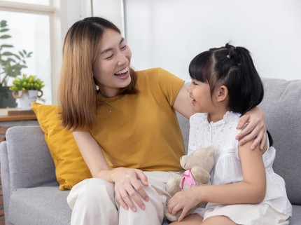 8 Cara Berbicara dengan Anak Perempuan agar Kepercayaan Dirinya Meningkat