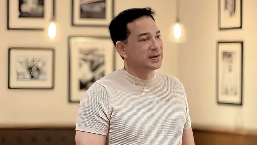 Ari Wibowo menjalani facelift di Korea Selatan&period;