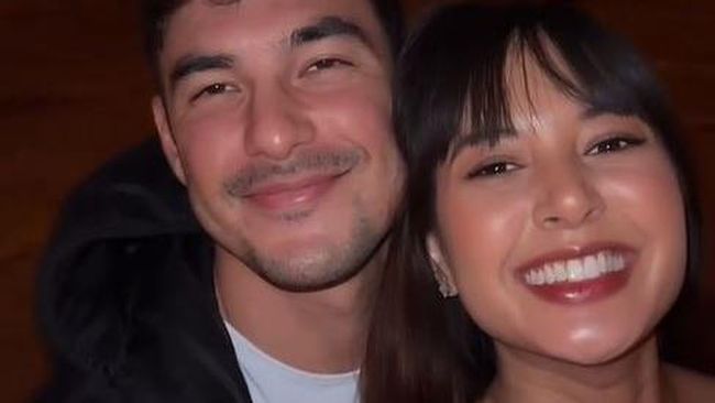 Momen Aurelie Moeremans dan Suami Terbangkan Lentera Bertuliskan Harapan di RISE Festival Nevada