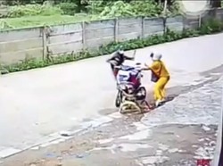 Video: Aksi Begal Bersajam Terekam CCTV di Palembang, Korbannya Ibu-ibu