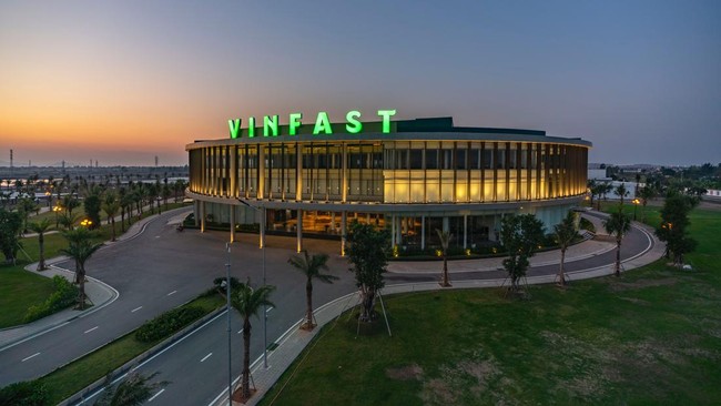 VinFast siap mengubah pasar di Indonesia dengan lima model dan solusi mobilitas hijau melalui strategi efisiensi biaya dan jaringan pengisian daya eksklusif.