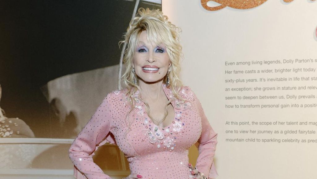 Dolly Parton Kembali Tunda Konser Residensi karena Kesehatan