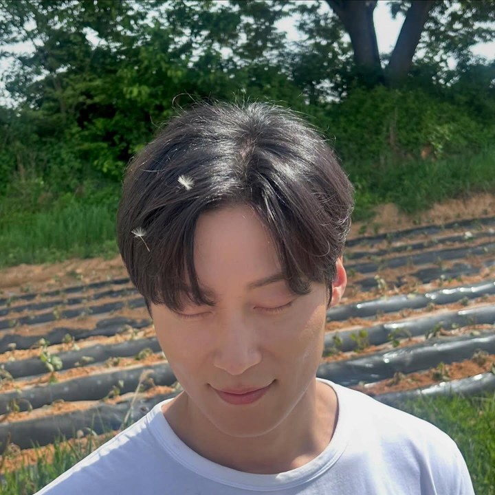 <p>Saat ini, ia berhasil meraih penghargaan Best New Actor dari MBC berkat perannya dalam drama <em>When the Phone Rings</em>. Penghargaan ini menjadi buah manis dari kerja kerasnya menjadi seorang aktor. (Foto: Instagram @namjun0609)</p>