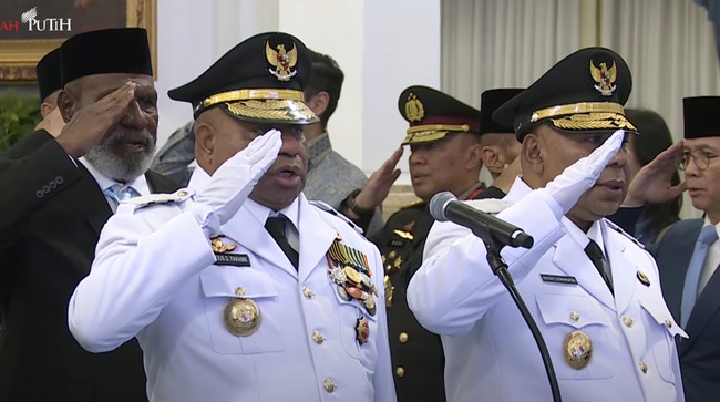 Prabowo Lantik Mathius Fakhiri-Aryoko Jadi Gubernur dan Wagub Papua Presiden Prabowo melantik Mathius Fakhiri dan Aryoko sebagai Gubernur dan Wakil Gubernur Papua 2025-2030 hasil pemungutan suara ulang (PSU).