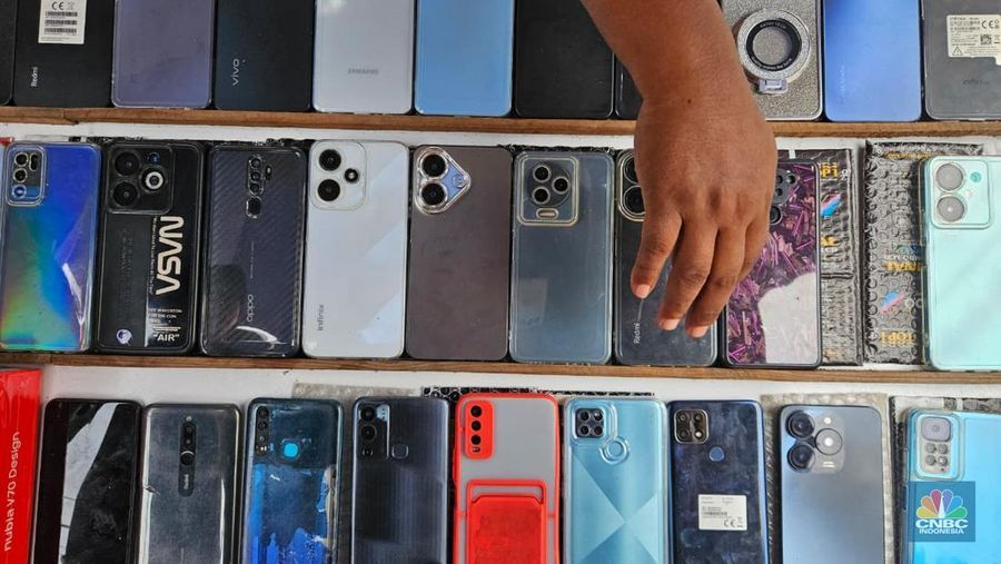 Handphone dan barang elektronik bekas di pasar loak Jatinegara, Jakarta Timur. (CNBC Indonesia/Intan)