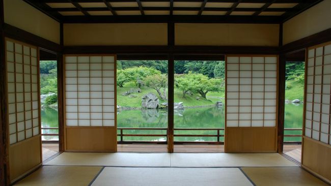 Lantai atas rumah tradisional di Jepang tersebut dulunya digunakan untuk membudidayakan ulat sutra dan menenun benang sutra.