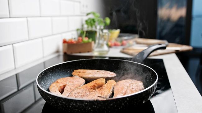 Jangan Gunakan Wajan Anti Lengket untuk Memasak 6 Makanan Ini, Bisa Berbahaya!