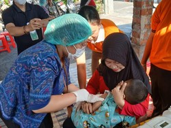 Anak-anak di Dusun Wanasari Denpasar Dapat Imunisasi Campak Seusai Banjir