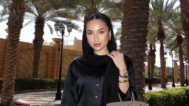 Jadi Suporter No 1 Justin Hubner, 6 Foto Jennifer Coppen Berkerudung di Arab Saudi