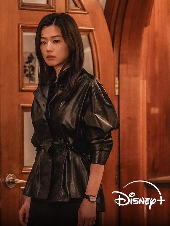 Jun Ji Hyun di Tempest berperan sebagai Seo Mun Ju, seorang diplomat dan mantan duta besar untuk PBB yang mendapatkan kepercayaan mendalam dari masyarakat internasional melalui penilaian dan tindakannya.