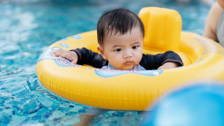 Kapan Bayi Boleh Masuk Kolam Renang Umum? Kapan Bayi Boleh Masuk Kolam Renang Umum?