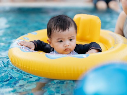 Kapan Bayi Boleh Masuk Kolam Renang Umum?