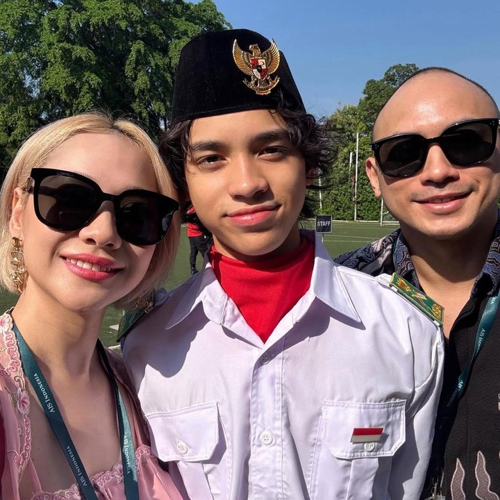 <p>Tak ingin melewatkan momen spesial sang anak, Tiko selalu hadir menemani Noah, seperti saat ia menjadi anggota paskibra di sekolahnya pada 17 Agustus 2025 lalu. "Meski tumbuh dari tiga budaya yang berbeda, pagi itu lewat suaranya yang lantang memimpin upacara, aku melihat semangat Indonesia hadir begitu kuat dalam dirinya.. <em>Proud of you</em>, Noah," tutur Tiko. (Foto: Instagram @tikoaryawardhana)</p>