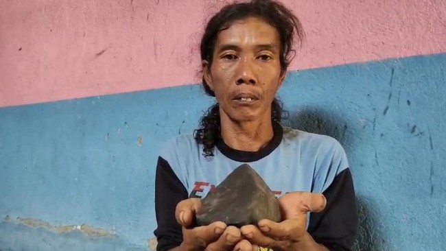 Warga Tegal mengaku menemukan batu yang diduga meteor jatuh di pekarangan rumahnya tepat saat heboh bola api misterius terekam kamera melintasi langit Cirebon.