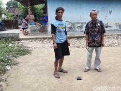 Melihat TKP Jatuhnya Batu Diduga Meteor di Pekarangan Warga Tegal