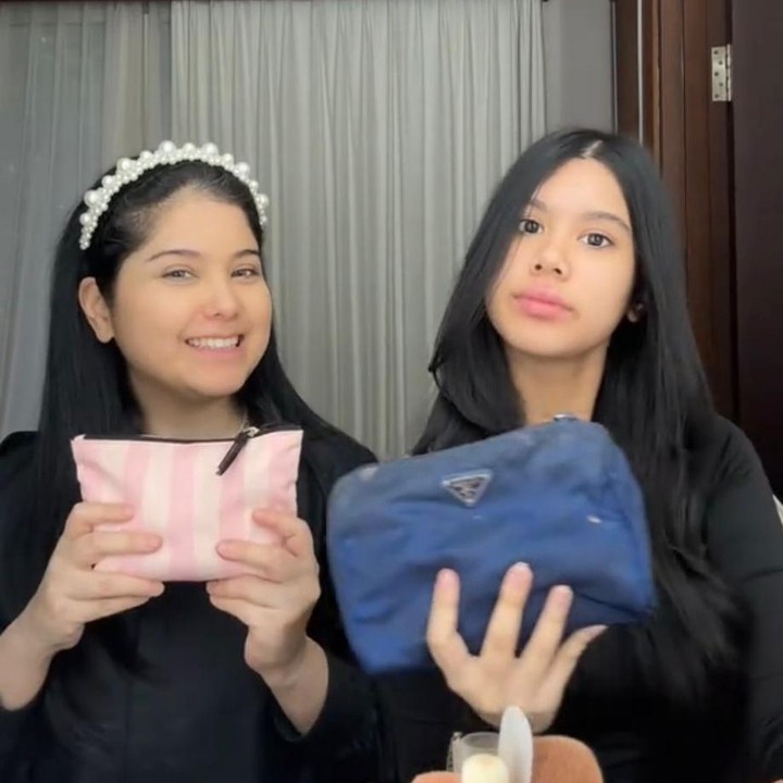 <p>Putri semata wayang Annisa Pohan dan Agus Harimurti Yudhoyono, Almira Tunggadewi Yudhoyono, atau yang akrab disapa Aira, kini sudah menginjak usia 17 tahun dan tumbuh menjadi gadis yang cantik. Ia diketahui memiliki hubungan yang dekat dengan sang Bunda, dan baru-baru ini keduanya terlihat membuat konten tukeran<em> pouch makeup</em>. (Foto: Tiktok @auuuaaahhhhhh)</p>
