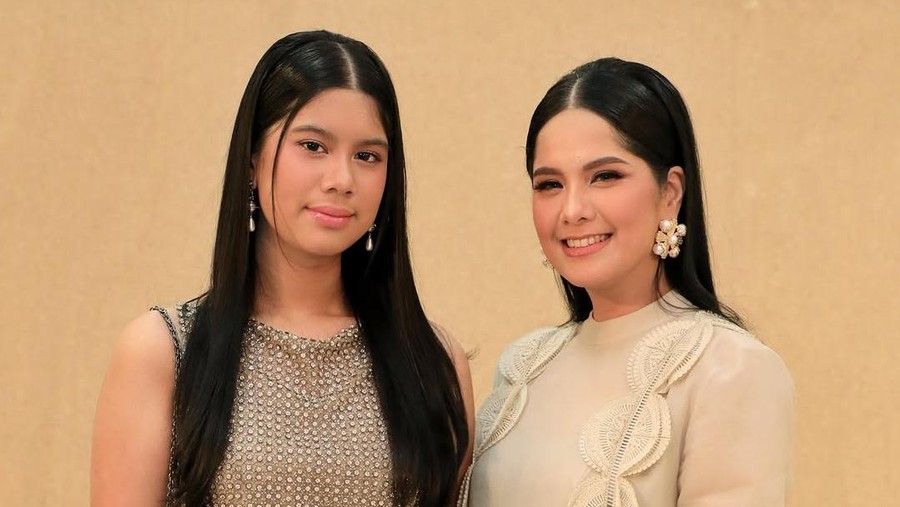 Momen Ketika Annisa Pohan & Sang Putri Aira Yudhoyono Tukeran Pouch Makeup
