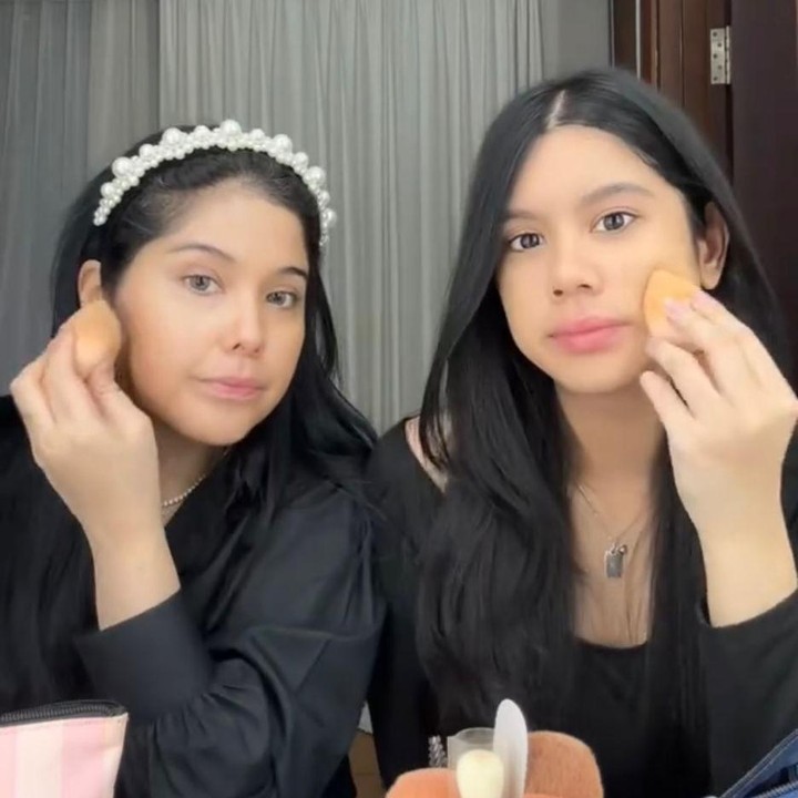 <p>Lewat postingan&nbsp;TikTok Aira, momen ini dimulai dengan mereka saling mencoba<em> base makeup</em>, yakni <em>foundation</em>. Annisa mengatakan, bahwa <em>shade</em>-nya sedikit berbeda dengan sang putri. &ldquo;Ini tuh agak beda, Aira agak lebih ke pink, Mami agak lebih ke kuning. Nah, enggak tahu ni kita pakai alat <em>makeup</em>-nya masing-masing apakah bisa cocok,&rdquo; katanya. (Foto: Tiktok @auuuaaahhhhhh)</p>