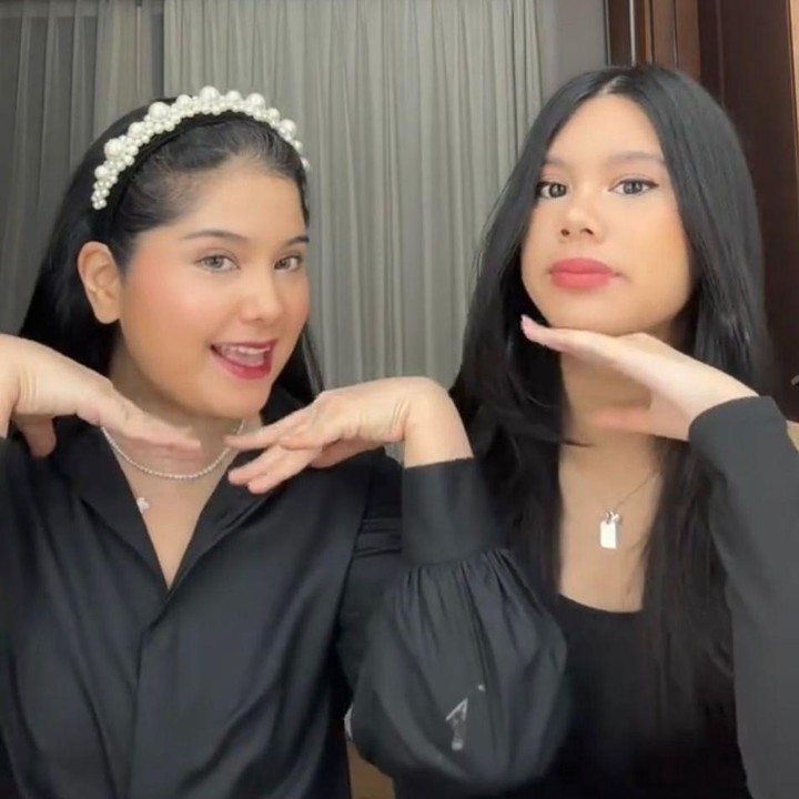 <p>Setelah semua langkah selesai, Annisa Pohan mengaku terkejut karena hasil <em>makeup</em>-nya yang justru cocok dengan milik sang putri. &ldquo;Cocok juga ya aku pakai <em>makeup</em>-nya Aira,&rdquo; tutur Annisa sambil tersenyum. Aira pun menimpali dengan perkataan manisnya, &ldquo;Jadi mirip,&rdquo; katanya. (Foto: Tiktok @auuuaaahhhhhh)</p>