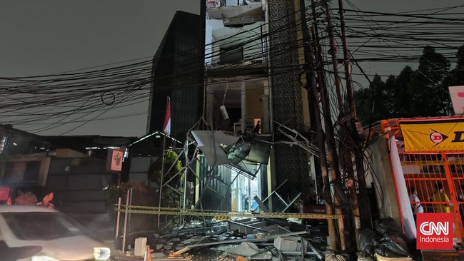 Sebuah gedung farmasi di Tangerang Selatan meledak pada Rabu malam. Saksi mendengar ledakan keras dan atap bangunan roboh. Polisi masih menyelidiki.