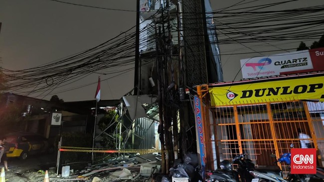 Tim Gegana Polda Metro Jaya tiba di lokasi ledakan di Nucleus Farma, Tangerang Selatan. Penyelidikan masih berlangsung, penyebab ledakan belum terungkap.