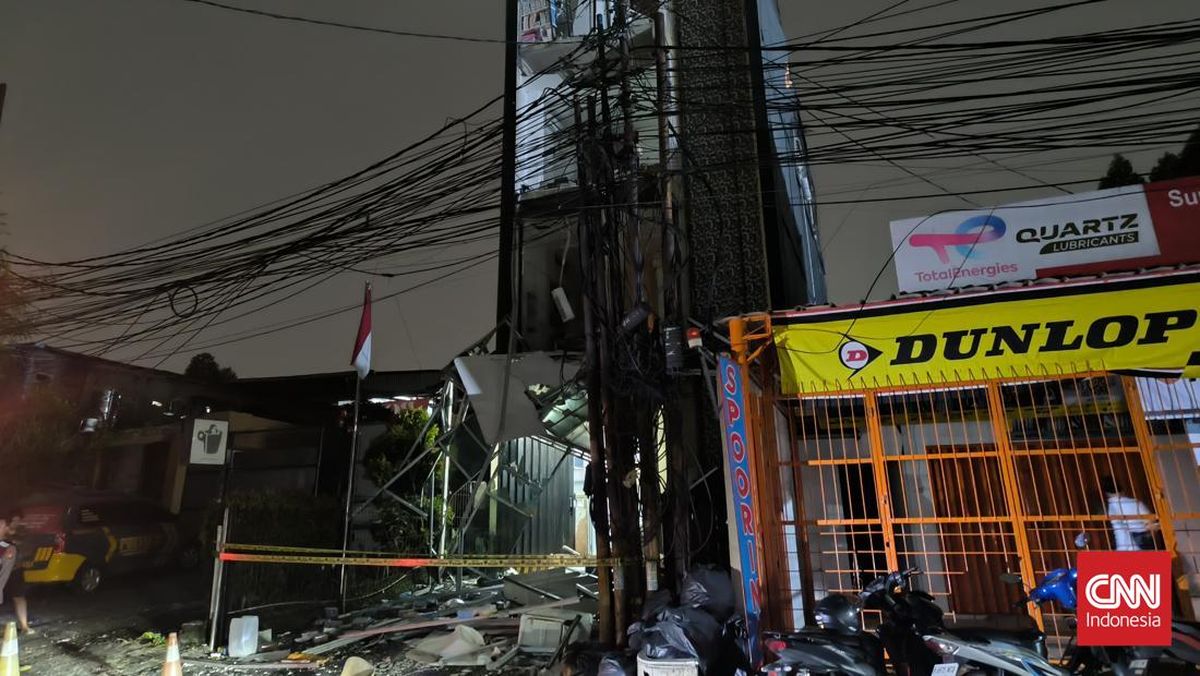 Tim Gegana Sisir Lokasi Ledakan Gedung Farmasi di Tangsel